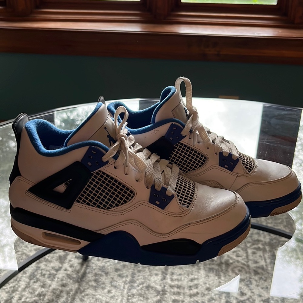 Size 5.5 Youth Jordan 4 Royal like new.